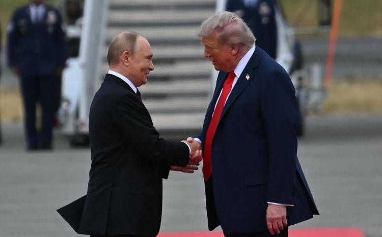 Trump-Putin, la stretta di mano in Alaska