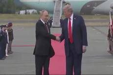Trump-Putin, stretta di mano e sorrisi prima del vertice - Video