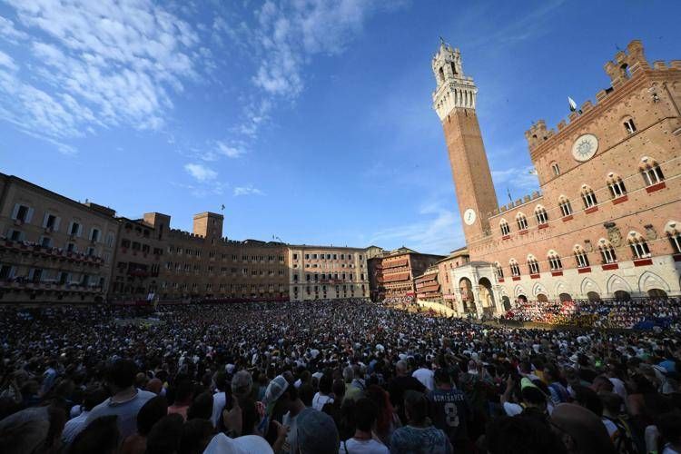 Palio Siena, la corsa dell'Assunta accende la città. Leocorno e Civetta favorite