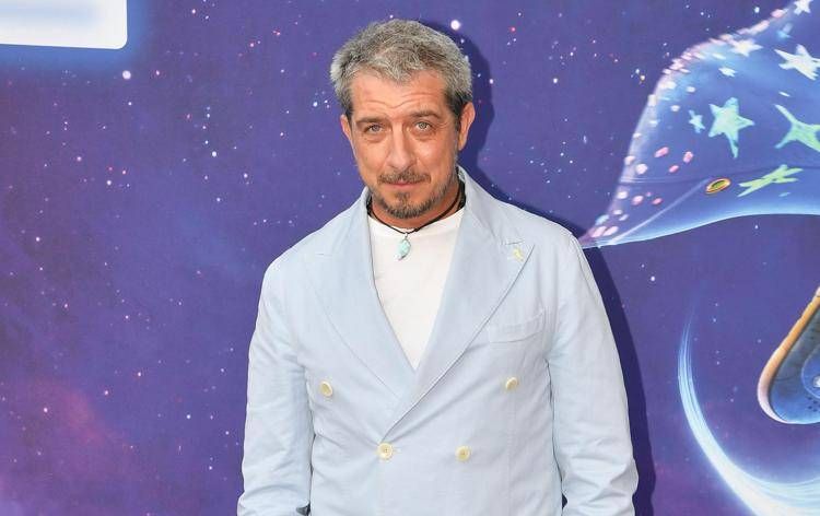 Paolo Ruffini in ritardo...e il volo 'lo aspetta', video su TikTok scatena polemiche
