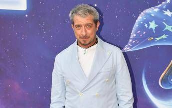 Paolo Ruffini in ritardo...e il volo 'lo aspetta', video su TikTok scatena polemic