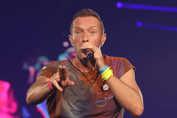 Chris Martin a sorpresa in un pub di provincia improvvisa concerto: fan scatenati