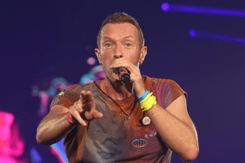 Chris Martin a sorpresa in un pub di provincia improvvisa concerto: fan scatena