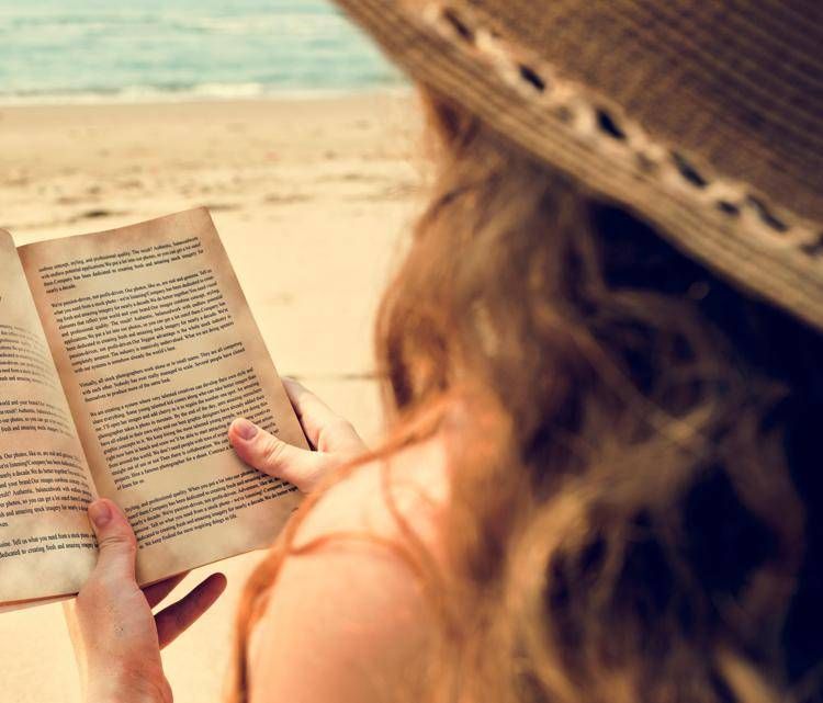 Ragazza che legge sulla spiaggia (Foto )