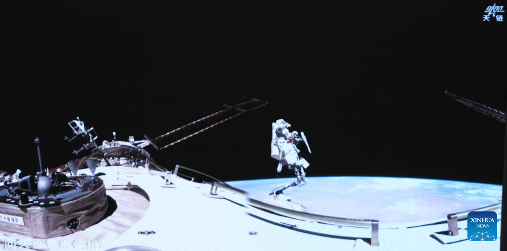 3番目のスペースウォークを完了しました