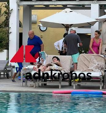 Gigi D'Alessio, ferragosto a Ischia con la compagna e la famiglia - Foto