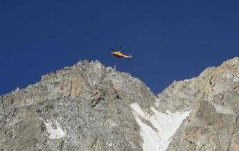 Monte Bianco, alpinista precipita e muore sulla Cresta del Brouilla