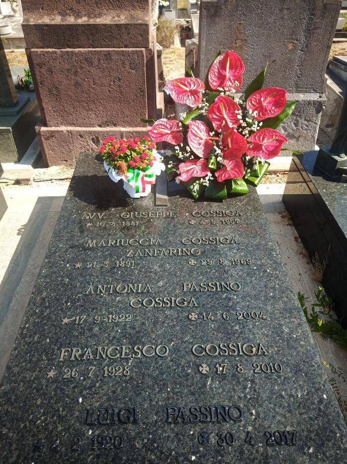 Cossiga, Sassari Mezarlığı'na Ölümden 15'e övgü