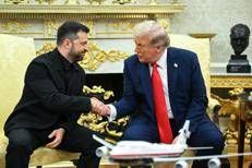 La stretta di mano tra Zelensky e Trump