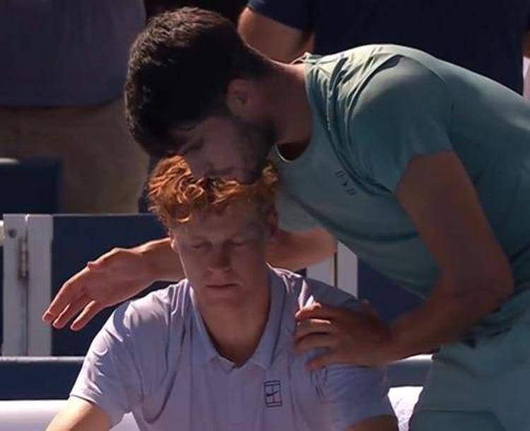 Alcaraz, lezione di sportività e messaggio in mondovisione: "Mi dispiace Jannik"