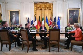 Trump, il quadro e i cappelli: presidente e guida turistica per i lead