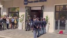 Pippo Baudo, il feretro lascia il Teatro delle Vittorie tra gli applausi - Video