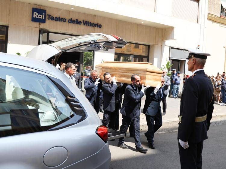 Il feretro di Baudo lascia il Teatro delle Vittorie - Ipa