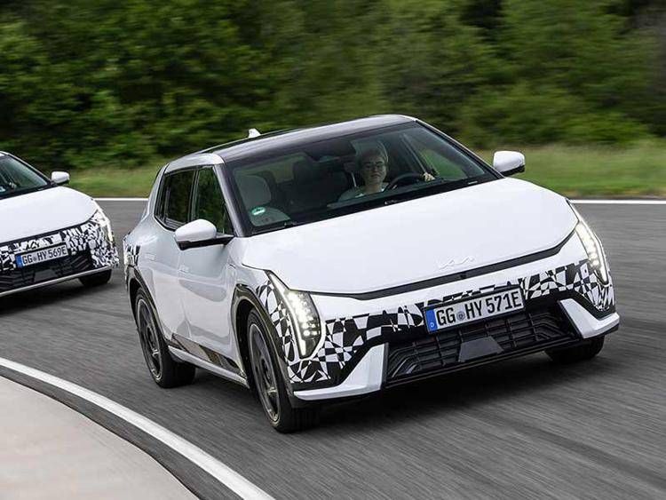 KIA EV4: nuova elettrica con sicurezza e praticità integrate