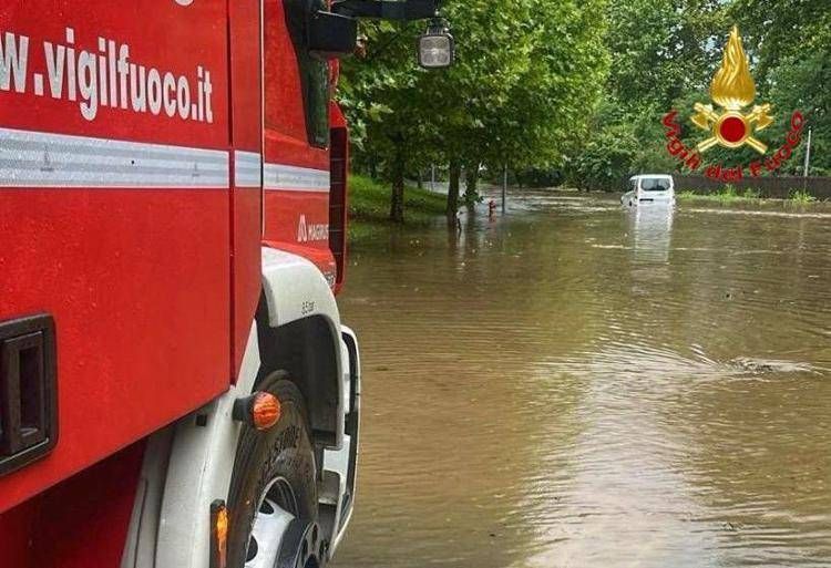 Maltempo a Milano, in due ore quasi 50mm di pioggia: evacuata comunità vicino al Lambro