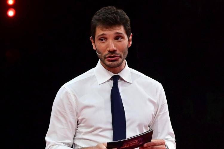 Il legale di Stefano De Martino sui video privati: "Come sta? Chiunque sarebbe offeso e triste"