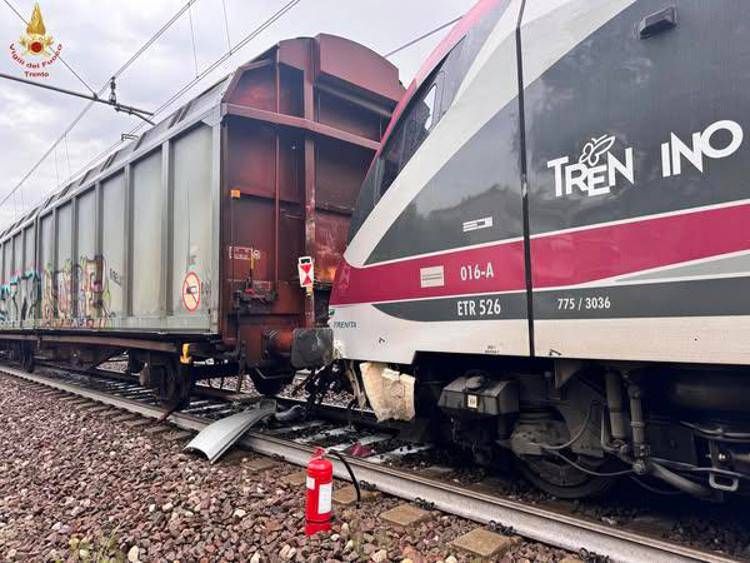 Scontro tra treno merci e regionale su linea Brennero: tre feriti lievi e circolazione bloccata