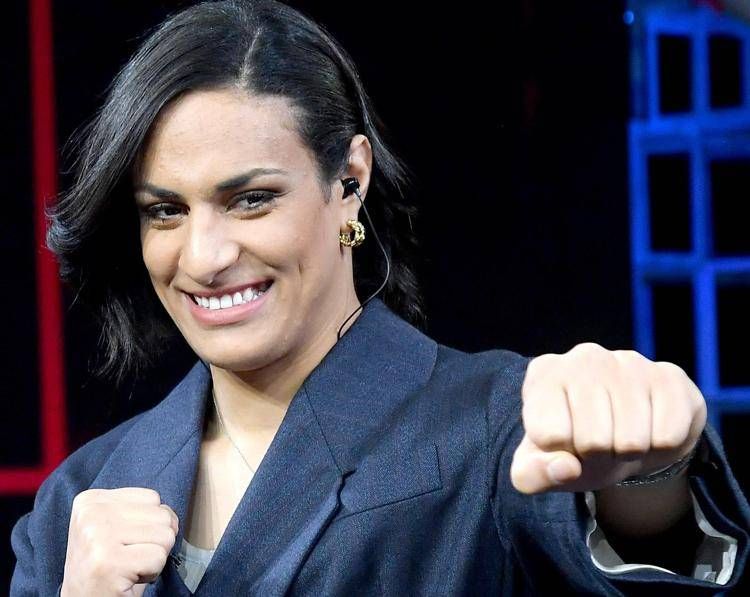 Boxe, l'ex manager: "Imane Khelif ha smesso". Ma poi arriva la precisazione