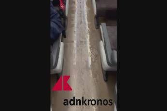 Piove dentro al Frecciabianca Torino-Roma, corridoio allagato e sedili zuppi - Video