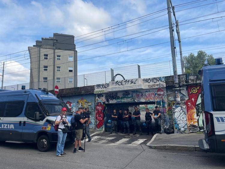 Milano, al via sgombero centro sociale Leoncavallo. Salvini: "Dopo decenni di illegalità si cambia"