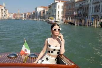 'Emily in Paris', Lily Collins sbarca a Venezia: l'attrice avvistata in laguna per la stagione 5