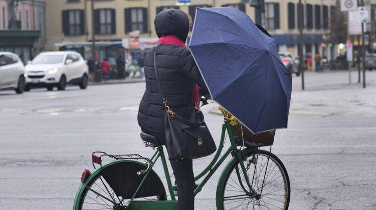 Meteo weekend variabile tra sole e acquazzoni: temperature in calo ovunque