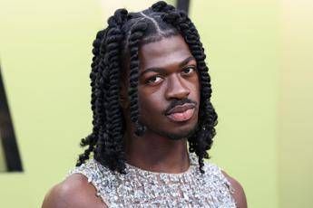 Lil Nas X arrestato a Los Angeles, trovato in strada in mutande e stivali da cowb