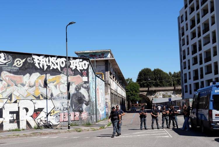 Il centro sociale Leoncavallo il giorno dopo lo sgombero (Ipa)