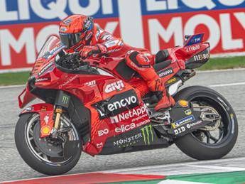 MotoGp, super Marquez centra la pole anche in Ungheria. Disastro Bagnaia, partirà quindicesi