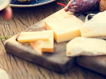 Mangia formaggio da latte crudo, bimbo di 1 anno ricoverato a Pado