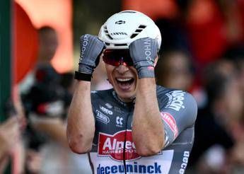 Vuelta, Philipsen vince allo sprint la prima tappa e conquista la maglia ros