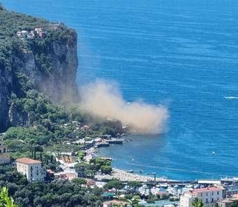 Paura a Vico Equense, crolla costone a picco sul ma