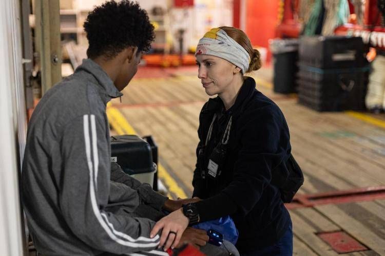 Rebecca, leader del team medico della nave Ocean Viking, impegnata nelle attività di supporto ai migranti soccorsi in mare (Foto di Max Cavallari per Sos Mediterranee)
