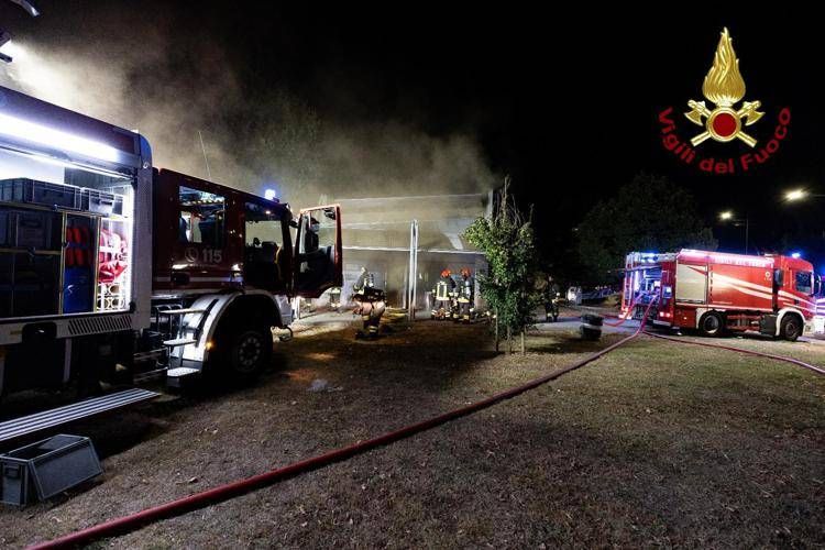 Firenze, incendio al Viper Theatre: crolla il tetto. Comune: "Tenete le finestre chiuse"