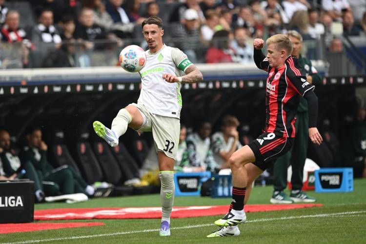 Bundesliga, imbarazzo in tv dopo la partita: i giocatori scambiano maglia, la giornalista li confonde