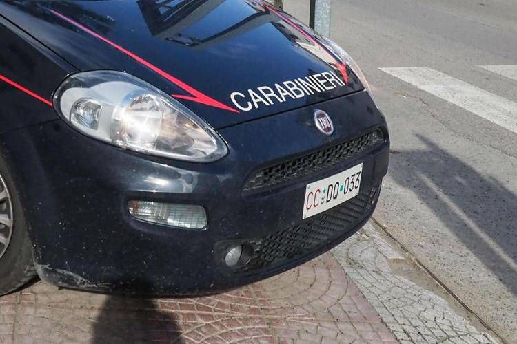 Gardone Riviera, simulano di gettarsi sotto le auto ma uno viene travolto: 27enne in ospedale