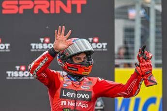 MotoGp, in Ungheria trionfa Marc Marquez davanti ad Acosta. Fatica Bagnaia, no