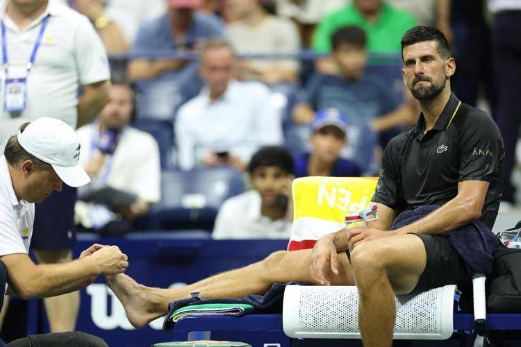 Us Open, Djokovic-Tien interrotta e medico in campo per Nole. Cos'è successo