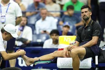 Us Open, Djokovic-Tien interrotta e medico in campo per Nole. Cos'è succes