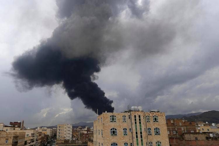 Yemen, raid di Israele su Sana'a'. Houthi: "Almeno 6 morti e 86 feriti"