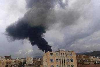 Raid di Israele su Sana'a', Houthi: 