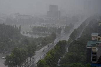 Vietnam, tifone Kajiki si avvicina alla costa: evacuate oltre 325mila perso