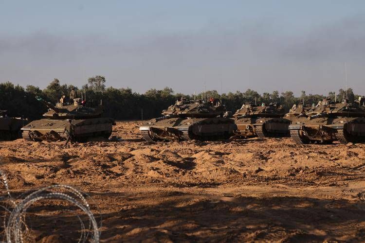 Israele attacca in Siria, media: "Esercito entrato a sud ovest di Damasco"