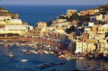 Ponza, nave da crociera MSC in avaria con oltre 8.500 persone a bordo: al via i soccor
