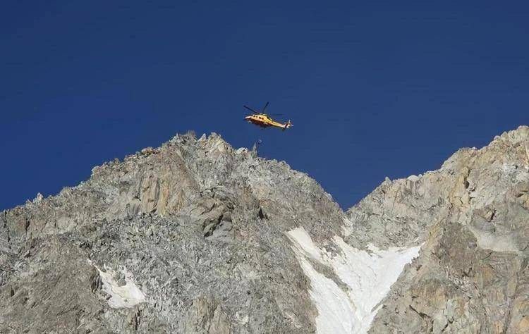 Monte Bianco, blocco di ghiaccio travolge e uccide alpinista italiano