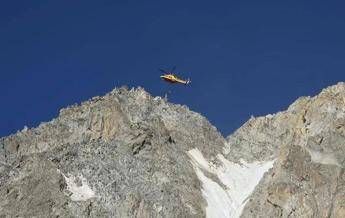 Monte Bianco, blocco di ghiaccio travolge e uccide alpinista italia