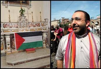 Prete 'no global' espone bandiera palestinese sull'altare: 