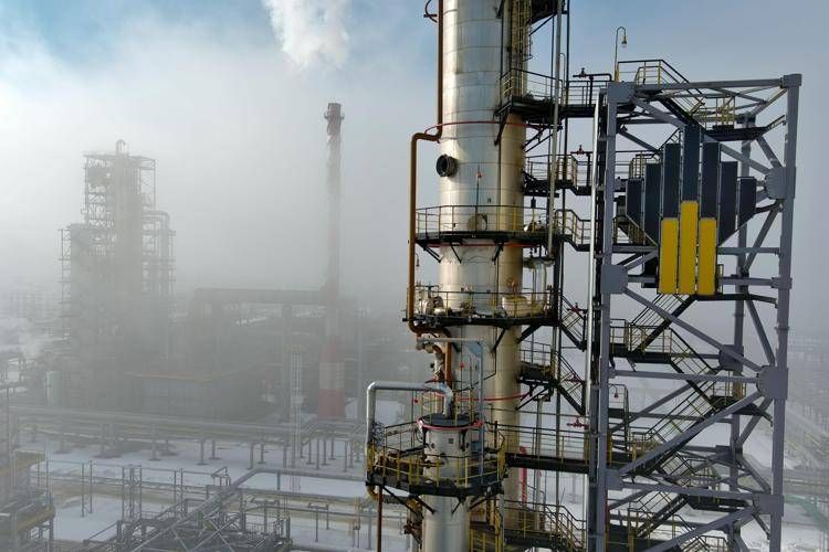 Russia, è crisi carburanti dopo raid Ucraina a raffinerie: isole Kurili senza benzina