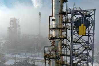 Russia, è crisi carburanti dopo raid Ucraina a raffinerie: isole Kurili senza benzi