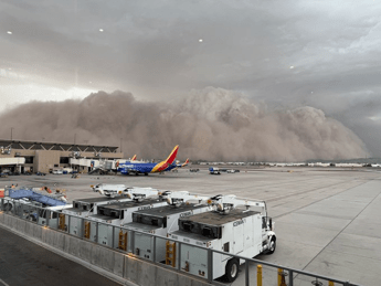 Una tempesta di sabbia travolge Phoenix: visibilità quasi nulla, danni e blacko